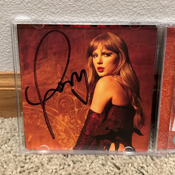 Taylor Swift The Life of a Showgirl Signed CD Hand Signed Photo 3 - Picture 2 of 3